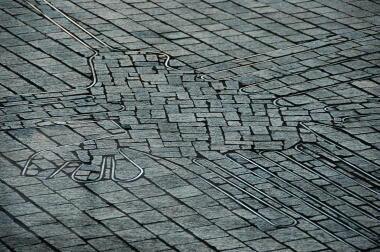 ナスカの地上絵「ハチドリ」をモチーフにした石畳の模様